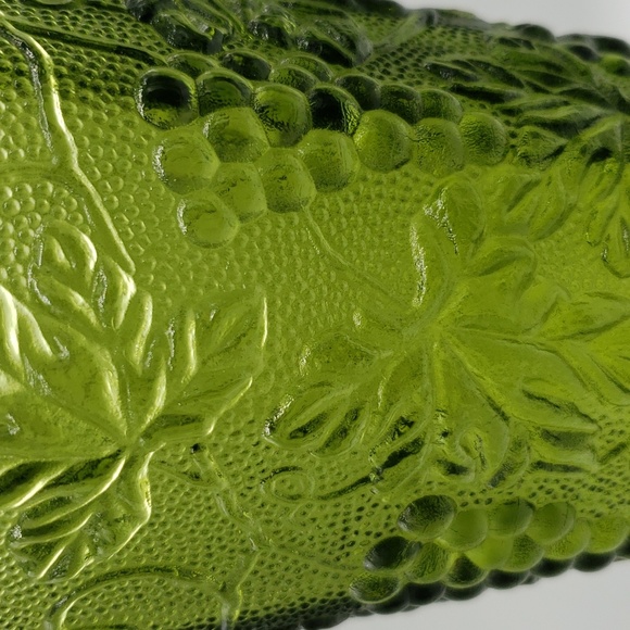 Vintage Anchor Hocking Avocado Green Glass Vase with Grapes and Leaves texured - Picture 9 of 10